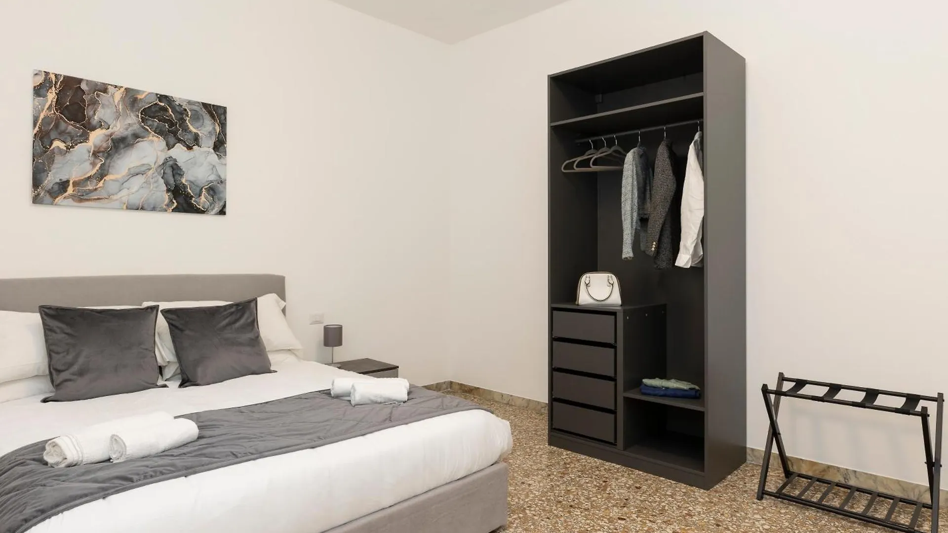 Central Modern Apartment - Trastevere & Vaticano Rome 0*,  Italy